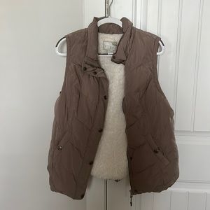 Taupe vest lined with fur material